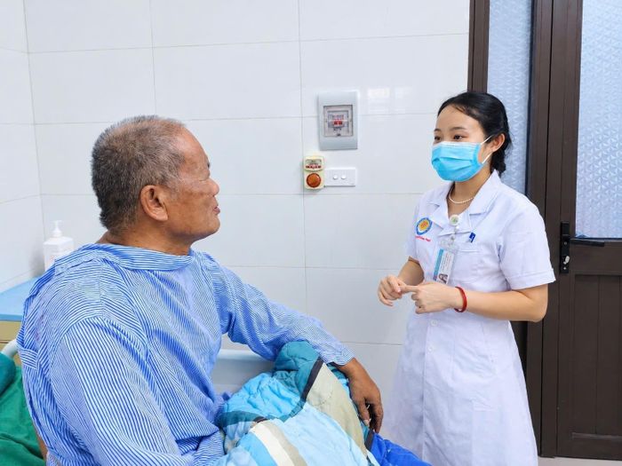  BSCKI Trần Thị Phương Dung, khoa HSCC dặn dò bệnh nhân trước khi ra viện. Ảnh: BVCC. 