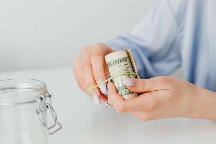 Tiết kiệm trước, tiêu sau là thói quen của đa số người giàu. Ảnh: Kaboompics/ Pexels.