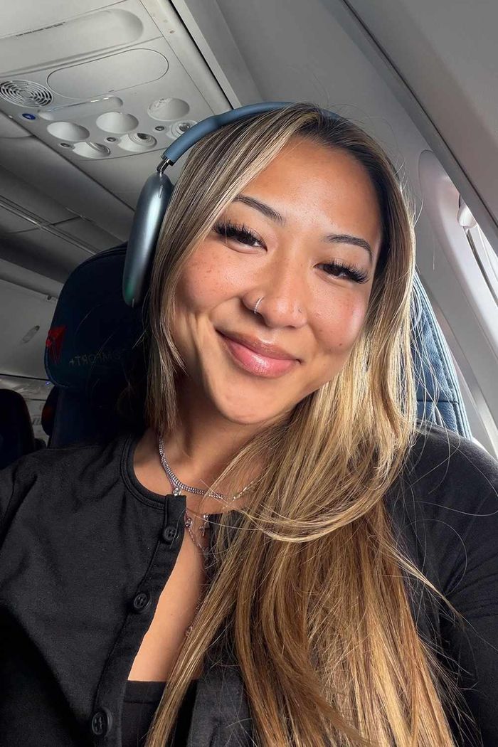  Angelique Khieu trên chuyến bay quen thuộc khi đi làm từ Los Angeles đến San Francisco. Ảnh: Angelique Khieu. 