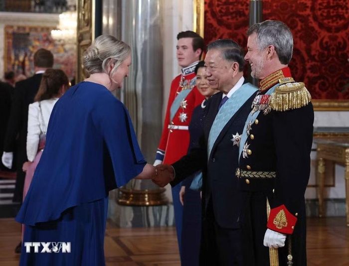  Tổng Bí thư, Chủ tịch nước Tô Lâm và Phu nhân Ngô Phương Ly cùng Nhà Vua Vương quốc Đan Mạch Frederik X, Hoàng hậu Mary và Thái tử Christian chào các đại biểu tới dự chiêu đãi. 