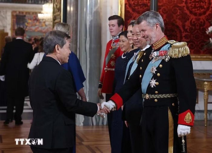 Nhà Vua Vương quốc Đan Mạch Frederik X, Hoàng hậu Mary và Thái tử Christian tiếp đón các đại biểu cấp cao Việt Nam tới dự chiêu đãi. 