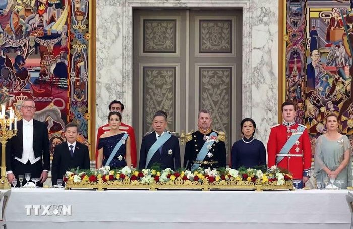  Tổng Bí thư, Chủ tịch nước Tô Lâm và Phu nhân Ngô Phương Ly cùng Nhà Vua Đan Mạch Frederik X và Hoàng hậu và các đại biểu thực hiện nghi lễ chào cờ. Trong không khí trang trọng của tiệc chiêu đãi, phát biểu đáp từ, Tổng Bí thư, Chủ tịch nước Tô Lâm cảm ơn Nhà vua Frederik X và Hoàng hậu Mary, Hoàng gia, Chính phủ và nhân dân Đan Mạch đã dành cho Đoàn đại biểu cấp cao Việt Nam sự đón tiếp trọng thị, nồng hậu và những tình cảm ấm áp. 