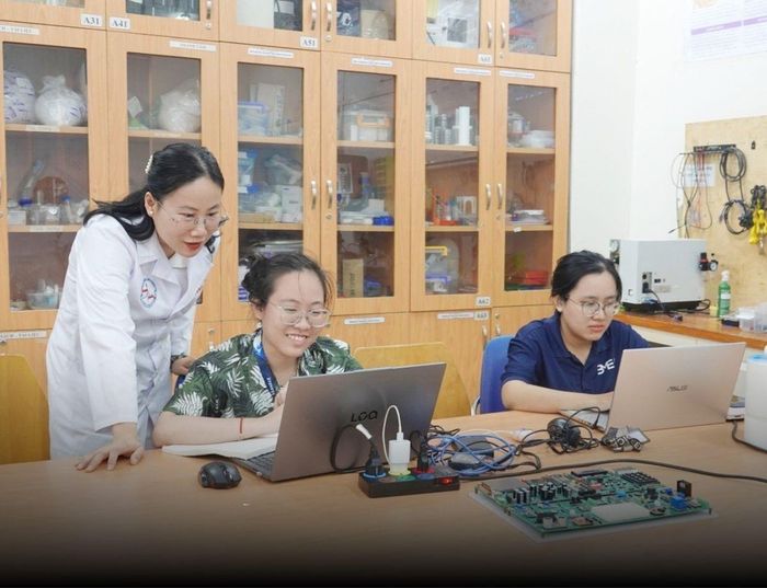 PGS Hương hướng dẫn sinh viên thực hiện nghiên cứu. Ảnh: BVCC.