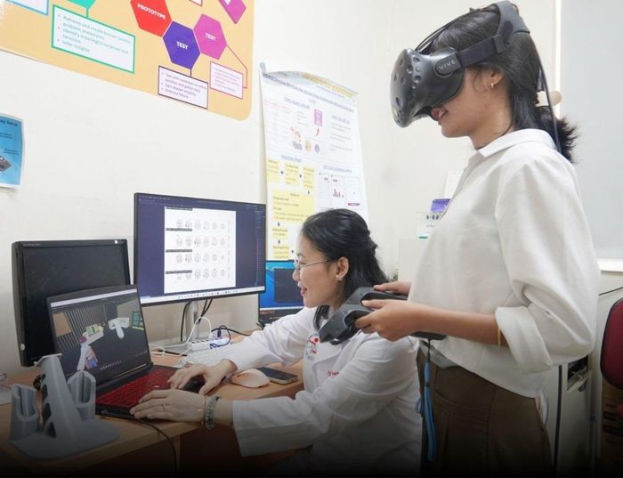 PGS Hương cùng sinh viên thử nghiệm ứng dụng của mình. Ảnh: NVCC.