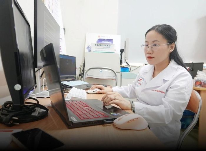 PGS Hương nghiên cứu các phương án ứng dụng công nghệ trong y tế. Ảnh: NVCC.