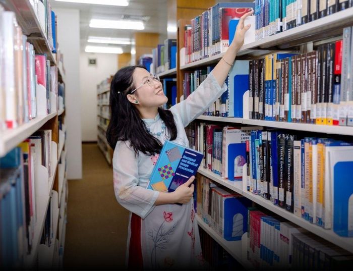 PGS Hương khuyến khích các bạn trẻ nữ hãy nỗ lực theo đuổi đam mê khoa học. Ảnh: NVCC.