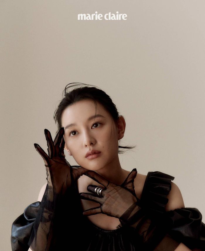 Theo Maekyung, khi xuất hiện trong tập 363 của chương trình You Quiz on the Block lên sóng trên đài tvN cách đây ít ngày, nữ diễn viên chia sẻ khi còn nhỏ, cô chưa bao giờ nghĩ đến việc bước chân vào ngành giải trí. Ước mơ của cô là trở thành giáo viên mẫu giáo. Nhưng khi được chọn vào một vai diễn hồi trung học, hướng đi của nữ diễn viên đã thay đổi. Sau đó, khi đang tranh luận với bạn bè lúc đi dạo trên đường phố, Kim Ji Won bất ngờ nhận được danh thiếp từ một người đàn ông. “Lúc đầu, tôi nghi ngờ anh ấy là kẻ lừa đảo. Nhưng tôi rất hào hứng và vui mừng khi nhận được danh thiếp ở độ tuổi còn nhỏ như vậy và tôi đã tham gia buổi casting vì tò mò. Sau đó tôi đã được nhận”, diễn viên kể. Ảnh: Marie Claire.