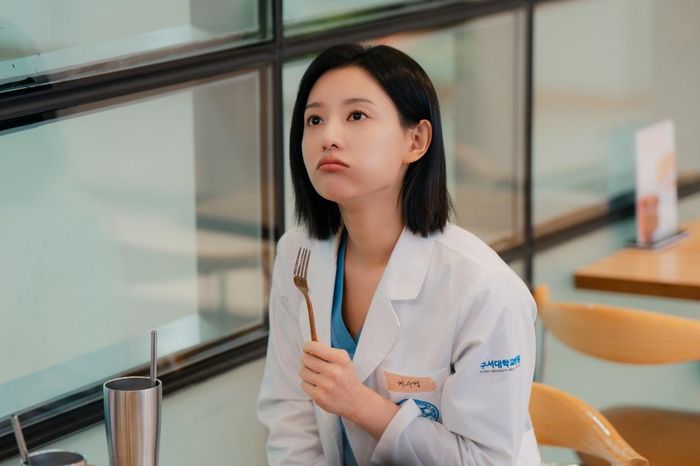  Nhân vật cũng được xây dựng với quan điểm rõ ràng về ranh giới công việc. Cô đề cao giờ làm việc theo quy định, yêu cầu được trả công xứng đáng với sức lao động và kiên quyết từ chối những bữa tối không cần thiết của công ty hoặc các yêu cầu cá nhân từ cấp trên. Bên cạnh đó, phim cũng vướng tranh cãi. Những ý kiến phản đối tập trung vào cách bộ phim xây dựng các tình huống chuyên môn, từ quy trình đưa bệnh nhân tới phòng cấp cứu đến những chi tiết liên quan đến gây mê và điều trị. Một số khán giả nhận xét các tình huống này chưa phù hợp với thực tế y khoa. Ảnh: SBS. 
