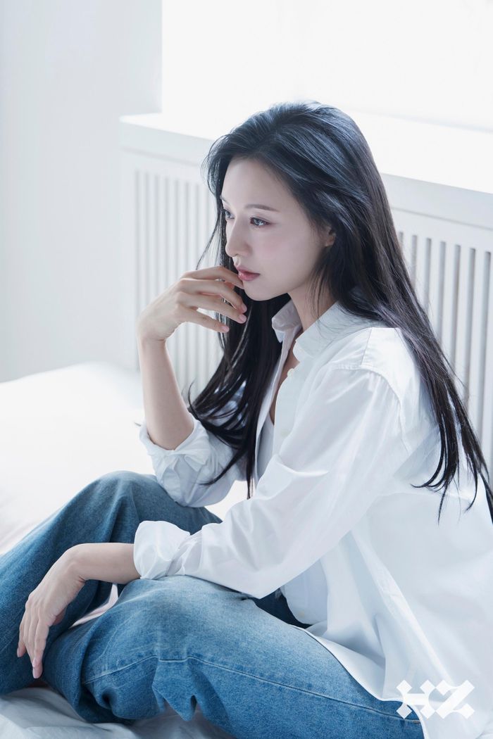 Kim Ji Won sinh năm 1992, nổi tiếng qua các bộ phim Người thừa kế, Hậu duệ mặt trời, Thanh xuân vật vã, Biên niên sử Arthdal, Tình yêu chốn đô thị, Nhật ký tự do của tôi và đặc biệt Nữ hoàng nước mắt - Queen of Tears. Ra mắt năm 2024, Queen of Tears khởi đầu với tỷ suất người xem 5,9% và đạt 24,9% ở tập cuối. Tác phẩm trở thành bộ phim có tỷ suất người xem cao nhất trong lịch sử đài tvN tính đến thời điểm lên sóng tập cuối. Dự án đưa tên tuổi Kim Ji Won đến gần hơn với đông đảo khán giả. Ảnh: Highziumstudio.