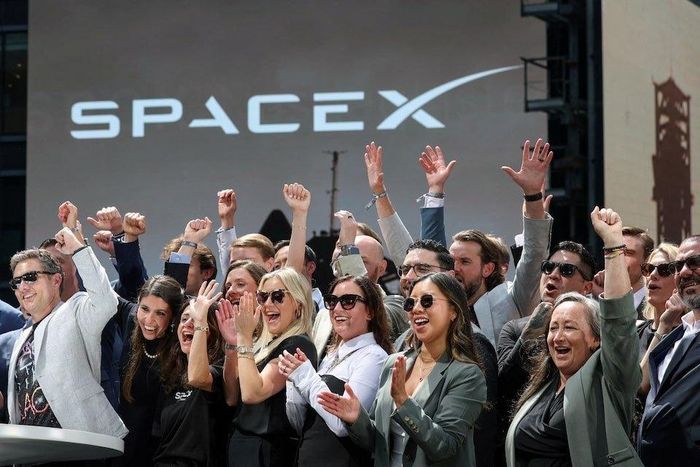 Các lãnh đạo SpaceX cùng khách mời ăn mừng tại trụ sở Nasdaq ở New York, Mỹ, trong ngày công ty lần đầu phát hành cổ phiếu ra công chúng (IPO) ngày 12/6. Ảnh: Reuters 