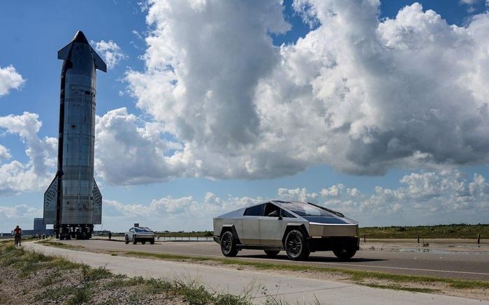  Xe bán tải điện Tesla Cybertruck dẫn đường cho tàu vũ trụ Starship của SpaceX di chuyển ra bệ phóng, chuẩn bị cho chuyến bay thử nghiệm thứ 11 tại cơ sở Starbase, bang Texas, Mỹ, ngày 11/10/2025. Ảnh: Reuters