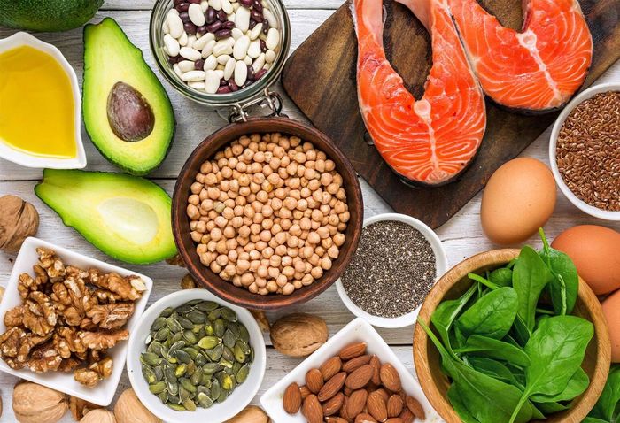  Kết hợp đa dạng các thực phẩm giàu omega-3 như hạt lanh, hạt chia, quả óc chó, đậu nành và cá béo giúp bổ sung các axit béo cần thiết cho cơ thể. Ảnh: The Well.