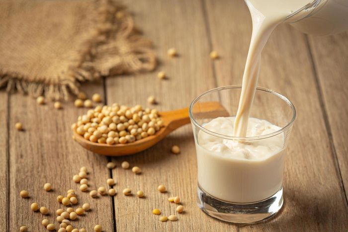  Đậu nành và sữa đậu nành cung cấp omega-3 dạng ALA, đồng thời bổ sung protein thực vật. Ảnh: Magnific.