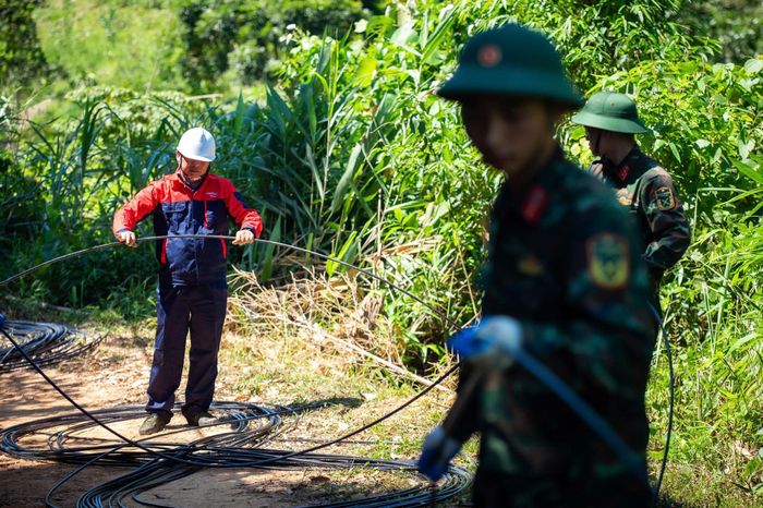  126 km cáp truyền dẫn là chiều dài theo phương án triển khai tại Tràng Định. Nhưng giữa địa hình đồi dốc, sông suối chia cắt, việc đưa từng đoạn cáp đến vị trí thi công cũng là thử thách. Kỹ thuật viên Viettel cùng các chiến sĩ quân đội phối hợp kéo cáp, từng bước hoàn thiện hạ tầng để đưa sóng đến những khu vực còn thiếu kết nối. 