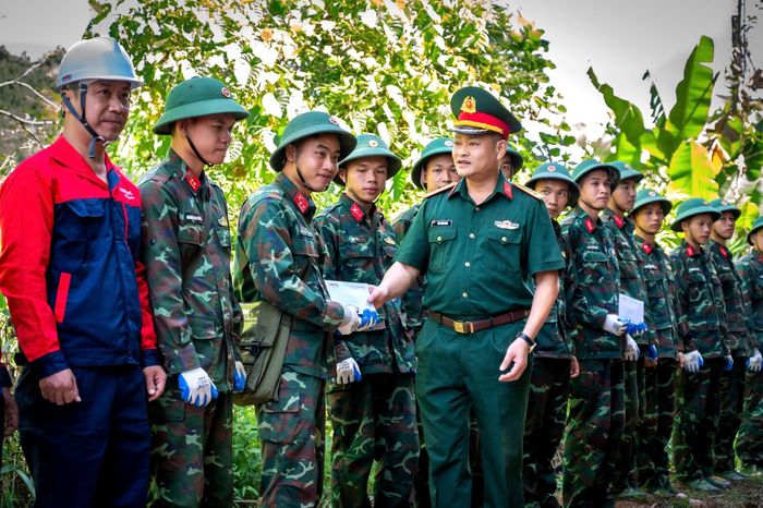  Thượng tá quân nhân chuyên nghiệp Lê Duy Dương, Giám đốc Chi nhánh Viettel, tập hợp 35 cán bộ, chiến sĩ thuộc ba tiểu đội của Bộ Chỉ huy Quân sự tỉnh Lạng Sơn tại xã Tràng Định nhằm phối hợp cùng lực lượng kỹ thuật và công nhân Viettel khảo sát, vận chuyển vật tư và kéo cáp. 