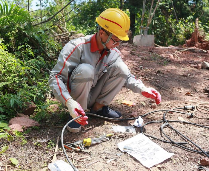  Sau khi khảo sát, xác định tuyến cáp truyền dẫn, kỹ thuật viên Viettel trực tiếp đấu nối tại hiện trường, xử lý chính xác từng điểm kết nối để bảo đảm đường truyền ổn định cho các trạm phát sóng tại vùng lõm sóng. 