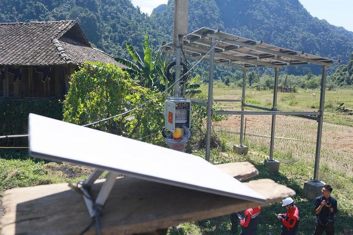  Để bảo đảm nguồn điện vận hành tối ưu, các kỹ thuật viên Viettel lắp đặt hệ thống năng lượng mặt trời kết hợp ắc quy lưu trữ, giúp trạm 4G duy trì hoạt động khoảng một tuần ngay cả khi thiếu nắng. 