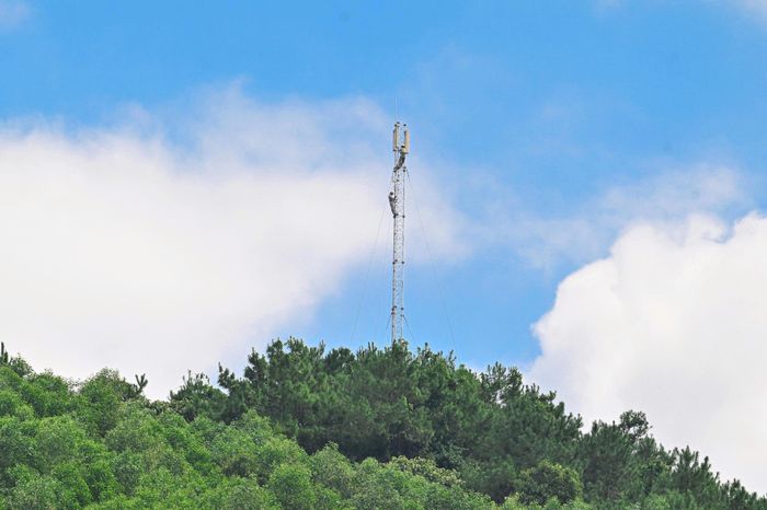  Trạm phát sóng 4G được hoàn thiện giữa núi rừng Tràng Định, đưa kết nối di động đến khu dân cư nhiều năm còn thiếu sóng. Hành trình xóa lõm sóng tại Lạng Sơn là một phần trong nhiệm vụ được Chính phủ và Bộ Quốc phòng giao Viettel triển khai trong năm 2026. Theo kế hoạch, Viettel triển khai 1.337 trạm tại 23 tỉnh, thành phố nhằm khắc phục 1.856 điểm lõm sóng, gồm 788 thôn, bản và 1.068 cụm dân cư từ 50 người trở lên chưa có sóng di động ổn định. Việc mở rộng hạ tầng này cũng góp phần thực hiện mục tiêu của Chương trình cung cấp dịch vụ viễn thông công ích đến năm 2030 theo Quyết định 777 vào ngày 30/4. Riêng tại Lạng Sơn, Viettel có 100 điểm lõm sóng cần xử lý theo kế hoạch được giao. Trên toàn quốc, tính đến ngày 9/10, Viettel đã phát sóng 834 trạm, giúp xóa 972 vùng lõm sóng, hướng tới hoàn thành chương trình trước ngày 30/11.