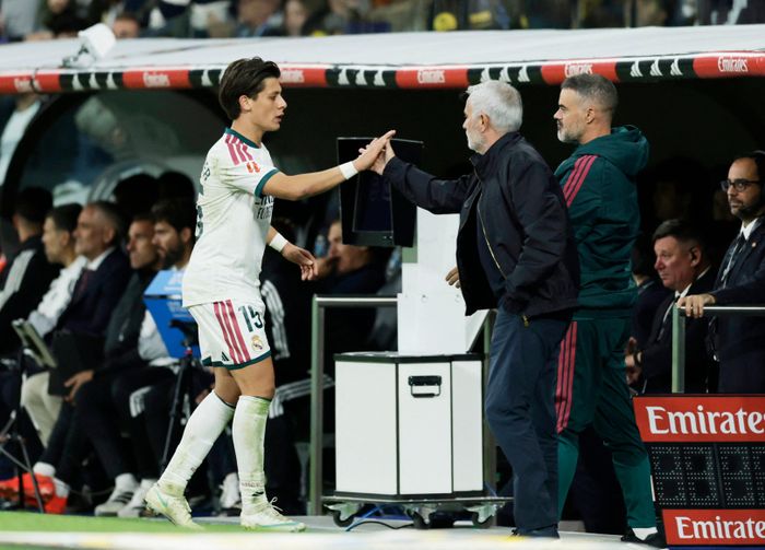  Mourinho thừa nhận một huấn luyện viên quá cố chấp sẽ tự hạn chế năng lực của mình. 