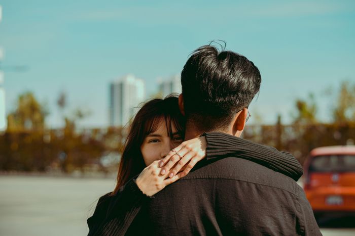 Bạn có thể là người yêu chu đáo, tận tâm và biết quan tâm, nhưng đối phương vẫn có thể ngoại tình. Ảnh: César O'neill/ Pexels.