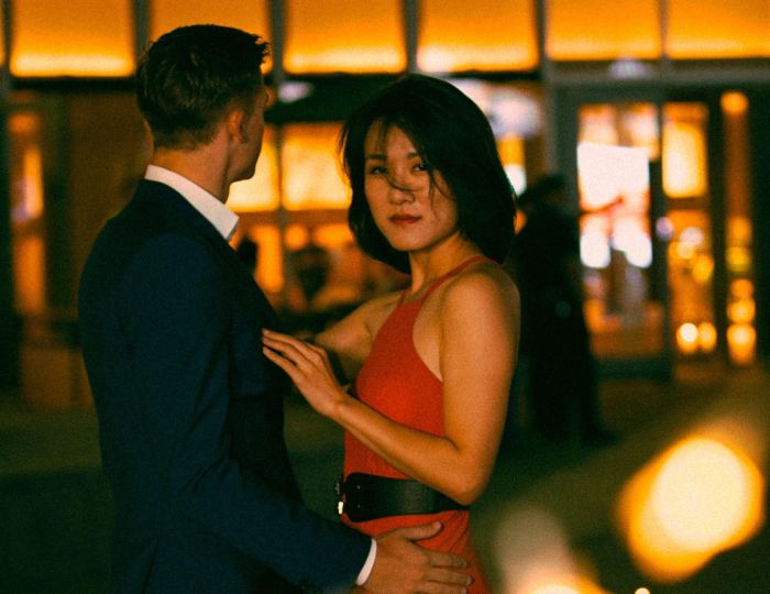 Nếu từng bị phản bội, hãy ngừng tự trách và cố tìm xem mình đã làm gì sai. Ảnh: jacky xing/ Pexels.