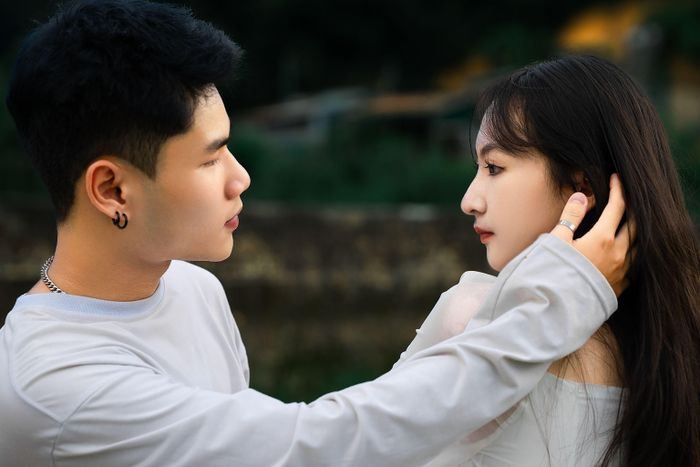 Bạn không cần trở nên hoàn hảo mới xứng đáng được yêu thương và chung thủy. Ảnh: Tùng Sơn/Pexels.