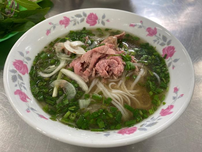  Thương hiệu sử dụng sợi phở nhỏ, chỉ nhỉnh hơn sợi hủ tiếu một chút. Ảnh: T.H. 