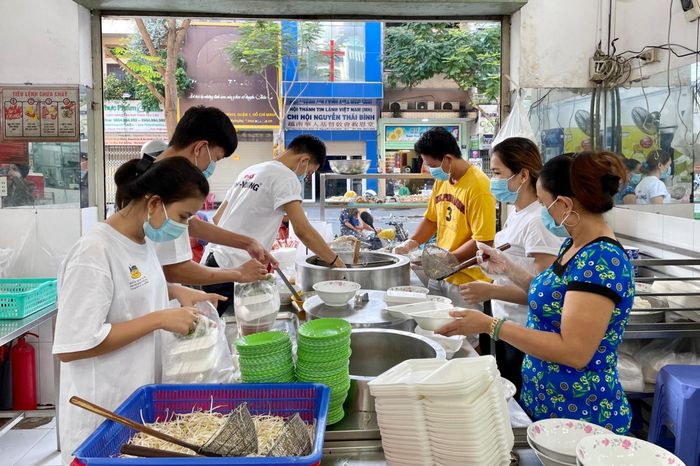  Chủ quán, nhân viên phở Phú Vương chuẩn bị đồ cho thực khách. Ảnh: T.H.