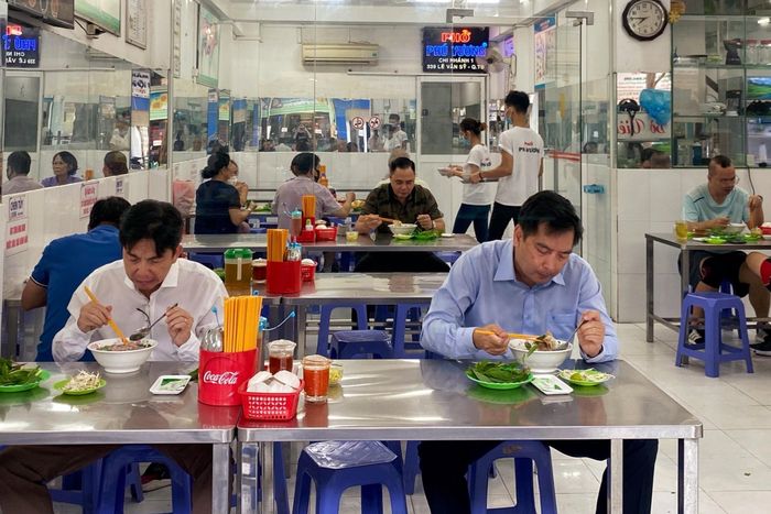  Thực khách thưởng thức phở Phú Vương trên đường Lê Văn Sỹ, TP.HCM. Ảnh: Đào Phương. 