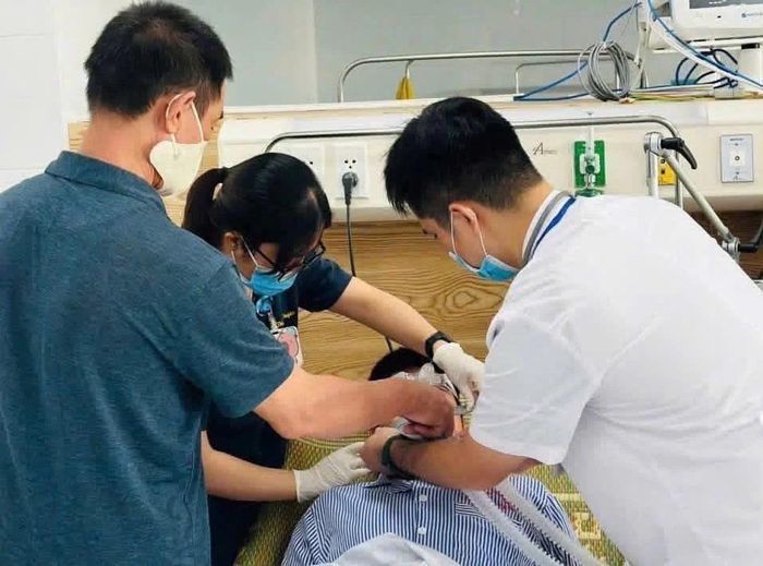  Bệnh viện Đa khoa Thường Tín đã tiếp nhận 42 trường hợp nghi ngộ độc khí clo trên địa bàn xã Thượng Phúc, Hà Nội. Ảnh: BVCC 