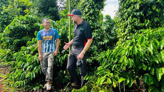  Một chuỗi cung ứng cà phê mang tính cạnh tranh, có sức chống chịu phải bắt đầu từ những người nông dân. Ảnh: Nestlé Việt Nam. 