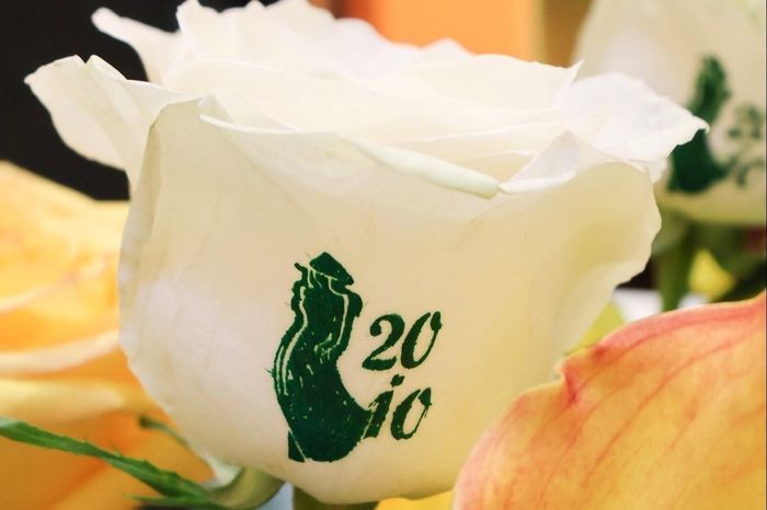 Mỗi cành hoa hồng in chữ có giá 150.000 đồng. Ảnh: Flower box.
