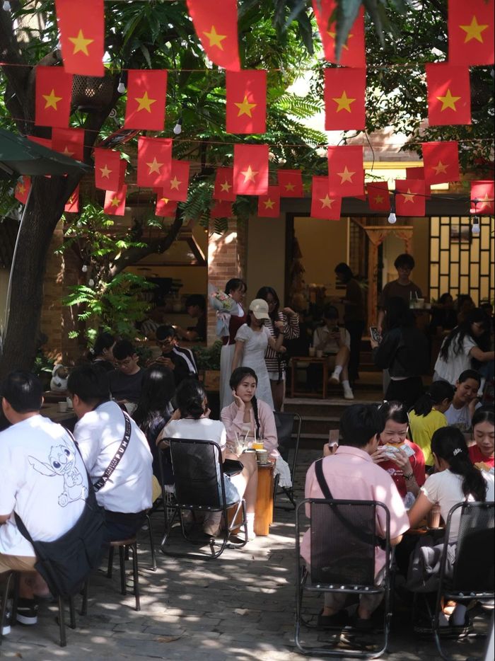  Quán cà phê của Phương được nhiều người ủng hộ. 