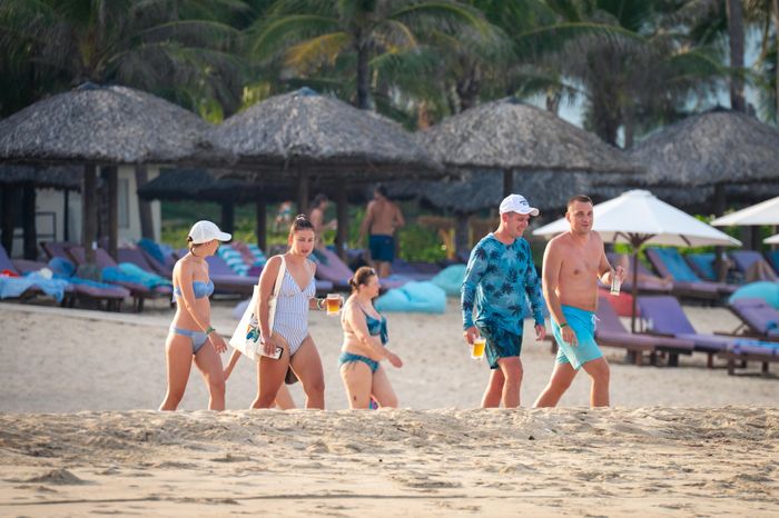 Du khách quốc tế tắm biển Cam Ranh, tỉnh Khánh Hòa, tháng 9. Ảnh: Đinh Hà.