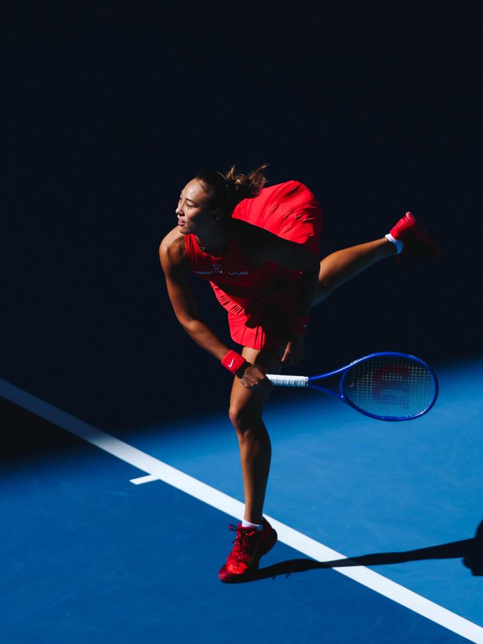  Zheng Qinwen xây dựng hình ảnh mạnh mẽ trên sân và vẻ ngoài nữ tính ngoài đời. Ảnh: @zhengqinwen_tennis/IG. 
