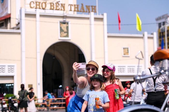  Du khách dạo chơi và chụp ảnh tại chợ Bến Thành (TP.HCM), ngày 1/1/2024. Ảnh: Linh Huỳnh. 