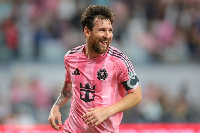  Messi kiếm bộn tiền ngoài sân cỏ. Ảnh: Reuters. 