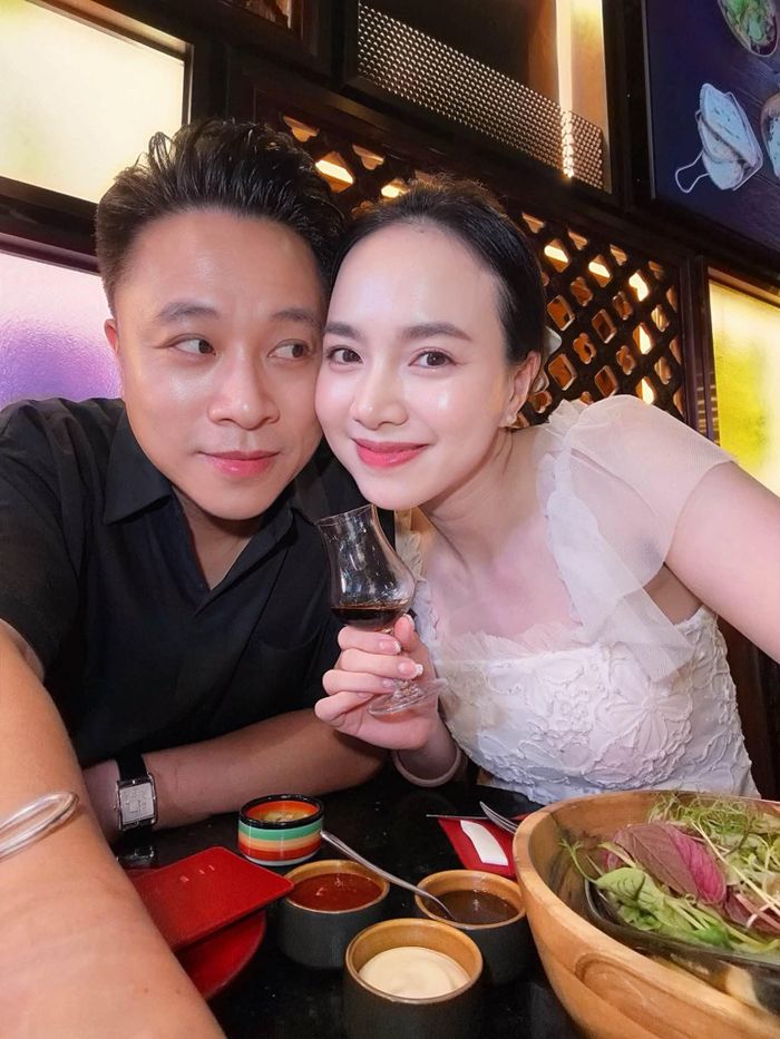 Dù lịch trình quay phim khá bận rộn, Victor Vũ vẫn sắp xếp thời gian để ở bên cạnh vợ trong ngày quan trọng. Vợ chồng đạo diễn cùng đi ăn uống, tận hưởng khoảng thời gian thư thái bên nhau. Trên trang cá nhân, Đinh Ngọc Diệp chia sẻ những hình ảnh lãng mạn bên chồng. Cô viết: "Lang thang khắp phố, ghé một quán bất kỳ, chẳng để ý ngon không, chỉ thấy đi với nhau là vui. Thương chúc phái đẹp một ngày 20/10 thật nhiều niềm vui, luôn được yêu thương, trân trọng và nâng niu, không chỉ hôm nay, mà trong từng ngày bình thường nhất của cuộc đời".
