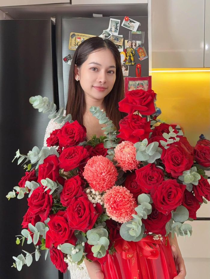 Dịp lễ 20/10 năm nay rất đặc biệt với Sara Lưu khi cô vừa sinh đôi hai con gái. Nữ ca sĩ "khoe" được chồng tặng lẵng hoa hồng lớn. "20/10 năm nay thật xinh đẹp và dễ thương. Nhà mình tràn ngập hoa, đương nhiên có phần của 2 em nhỏ rồi. Mẹ giỏ hoa đỏ, hoa màu hồng của 2 em", Sara Lưu viết trên trang cá nhân.