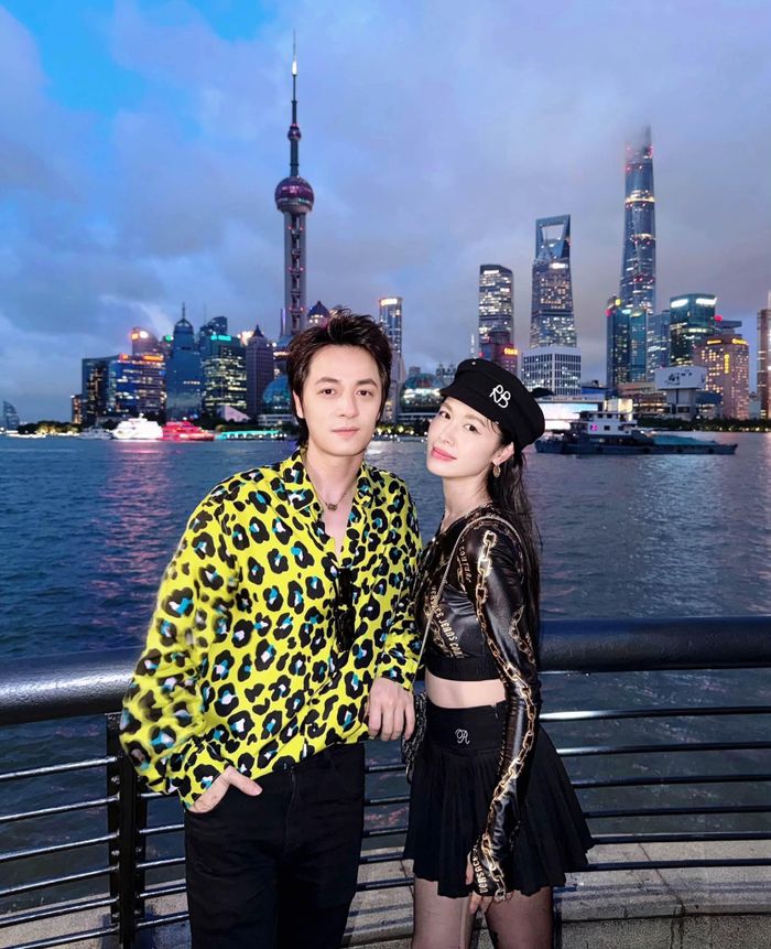 Vợ chồng Đăng Khôi - Thủy Anh bên nhau trong ngày 20/10 tại Thượng Hải (Trung Quốc). Nam ca sĩ gửi lời chúc mừng tới mẹ, vợ và những người phụ nữ trong dịp đặc biệt. "Bến Thượng Hải cùng cô gái tôi yêu hết thanh xuân. Chúc các mẹ, chị em phụ nữ luôn bình yên, hạnh phúc và hôm nay có quà", Đăng Khôi chia sẻ. Những ngày qua, anh đang tham gia cuộc thi âm nhạc Silk Way Star tại Trung Quốc. 