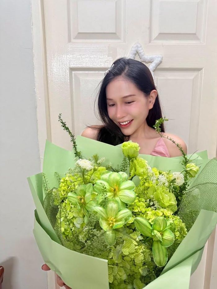 Trong ngày Phụ nữ Việt Nam 20/10, dàn sao Việt dành những bài đăng, lời chúc ngọt ngào gửi tới mẹ, vợ, người yêu... Trên trang cá nhân, nam diễn viên Huỳnh Phương chia sẻ clip vui cùng hình ảnh tình tứ bên Khả Như. Sau đó, nữ diễn viên cũng đăng tải hình ảnh cô rạng rỡ bên bó hoa lớn tại nhà riêng. "Mong cho chị em ta: Mưa có ô, trong tách có trà, trong nhà luôn có yêu thương", Khả Như chia sẻ. 