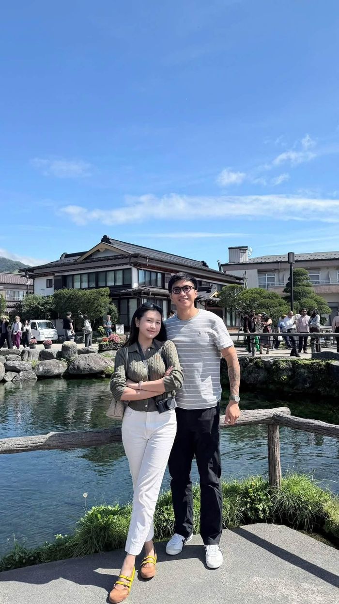 Cầu thủ Đoàn Văn Hậu đăng tải những khoảnh khắc hạnh phúc bên Doãn Hải My trong những chuyến du lịch gần đây. Cả hai diện trang phục đơn giản nhưng đồng điệu. Anh cũng gửi lời chúc mừng đến vợ trong ngày Phụ nữ Việt Nam. 