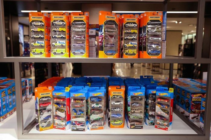 Hình ảnh những chiếc xe Hot Wheels và Matchbox, các thương hiệu thuộc sở hữu của Mattel, Inc., được bày bán trong một cửa hàng ở Manhattan, New York, Mỹ. Ảnh: Reuters.
