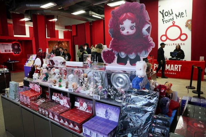 Khách hàng mua Labubu và các đồ chơi khác tại cửa hàng của Pop Mart ở Manhattan, New York, Mỹ. Ảnh: Reuters.