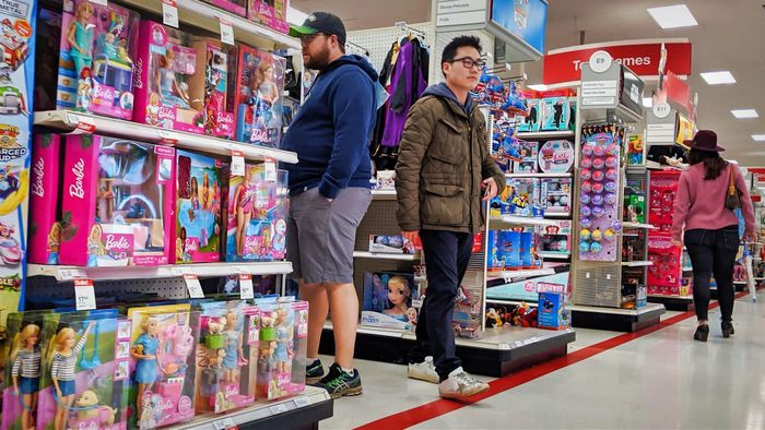 Một con búp bê Barbie, chiếc xe đồ chơi Hot Wheels hay món quà Giáng sinh dành cho trẻ nhỏ đang trở nên đắt đỏ hơn đối với nhiều gia đình Mỹ. Ảnh: The Street.