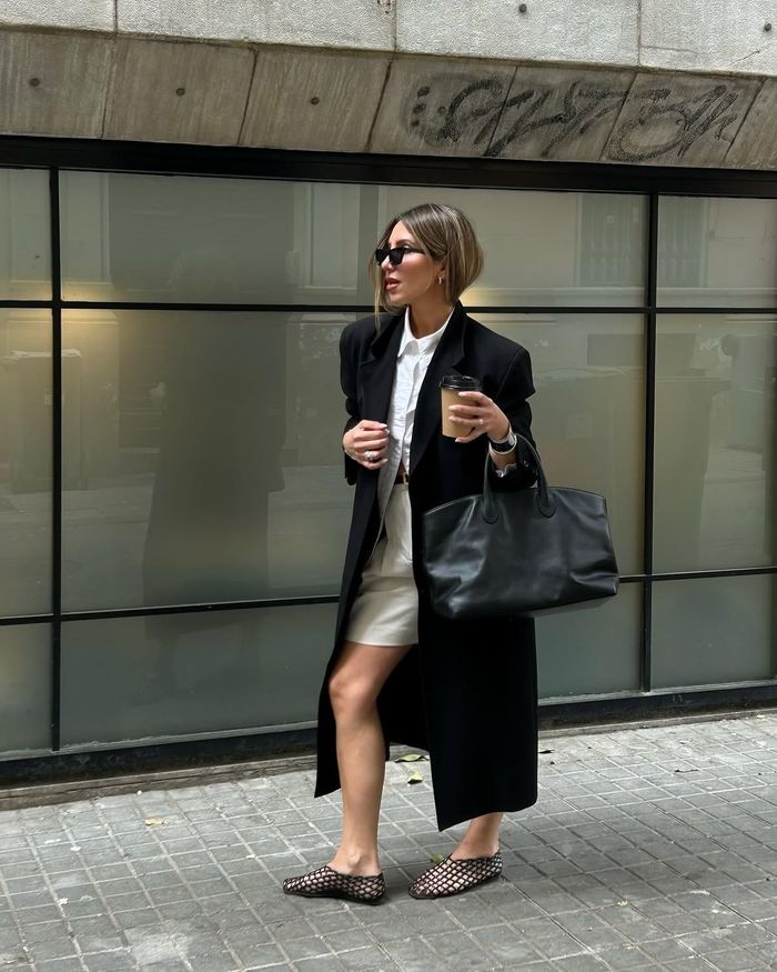  Giày nhựa dẻo trong suốt được giới trẻ quan tâm trở lại. Ảnh: Loewe, @le.petit.colette/IG. 