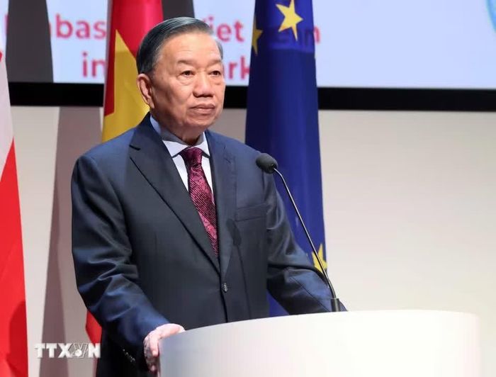  Phát biểu tại diễn đàn, Tổng Bí thư, Chủ tịch nước Tô Lâm nhấn mạnh Việt Nam và Đan Mạch có mối quan hệ hữu nghị và hợp tác tốt đẹp được xây dựng trong hơn nửa thế kỷ qua và đang phát triển ngày càng sâu rộng, thực chất, từ hợp tác phát triển truyền thống sang quan hệ đối tác bình đẳng, cùng có lợi, hướng tới phát triển xanh và bền vững. 