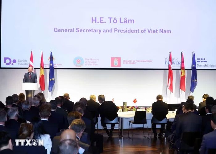  Theo Tổng Bí thư, Chủ tịch nước Tô Lâm, Việt Nam và Đan Mạch còn nhiều dư địa nâng tầm hợp tác kinh tế, nhất là trong các lĩnh vực Đan Mạch có thế mạnh và Việt Nam ưu tiên như năng lượng tái tạo, logistics, cảng biển, vận tải biển xanh, khoa học - công nghệ, đổi mới sáng tạo... Người đứng đầu Đảng, Nhà nước đề nghị doanh nghiệp Đan Mạch nhìn nhận Việt Nam với tầm nhìn dài hạn, không chỉ là thị trường đầu tư mà còn là cứ điểm sản xuất, trung tâm logistics, đổi mới sáng tạo và thị trường tiêu dùng năng động của khu vực, đồng thời là mắt xích ngày càng quan trọng trong chuỗi cung ứng toàn cầu. 