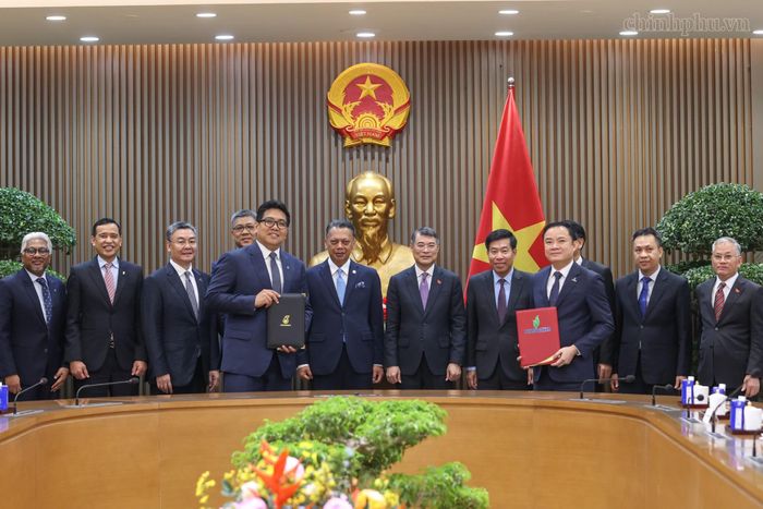  Thủ tướng Lê Minh Hưng chứng kiến trao Thỏa thuận Liên minh Chiến lược (SAA) giữa PETRONAS và Petrovietnam ngày 16/10. Ảnh: Chinhphu.vn/Nhật Bắc. 
