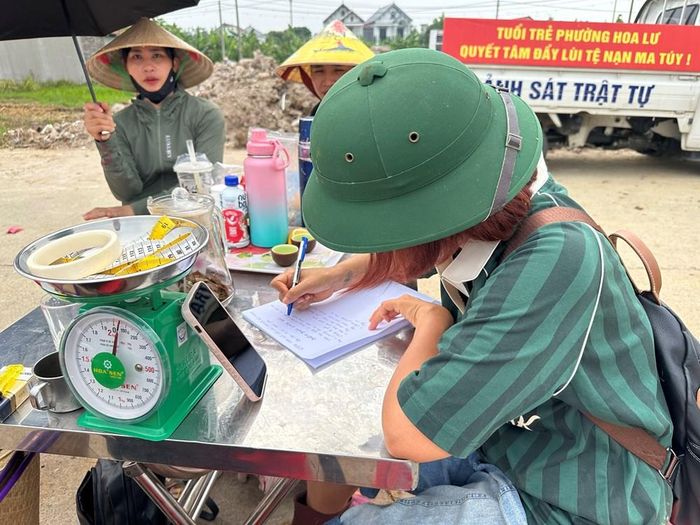 Các cán bộ nữ của Bảo tàng tỉnh Ninh Bình trực tiếp đo vẽ, tham gia bảo vệ hiện trường, làm phát lộ hiện vật, kiểm kê và lập báo cáo sơ bộ ngay tại hiện trường phát hiện cổ vật